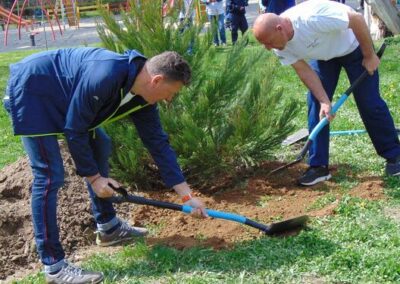 „Аурубис България“ дари дървета и цветя на община Пирдоп