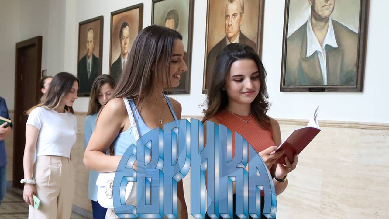 students-wallking-ue