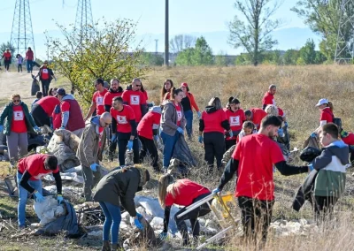 Служители на Kaufland почистиха бреговете на река Стряма
